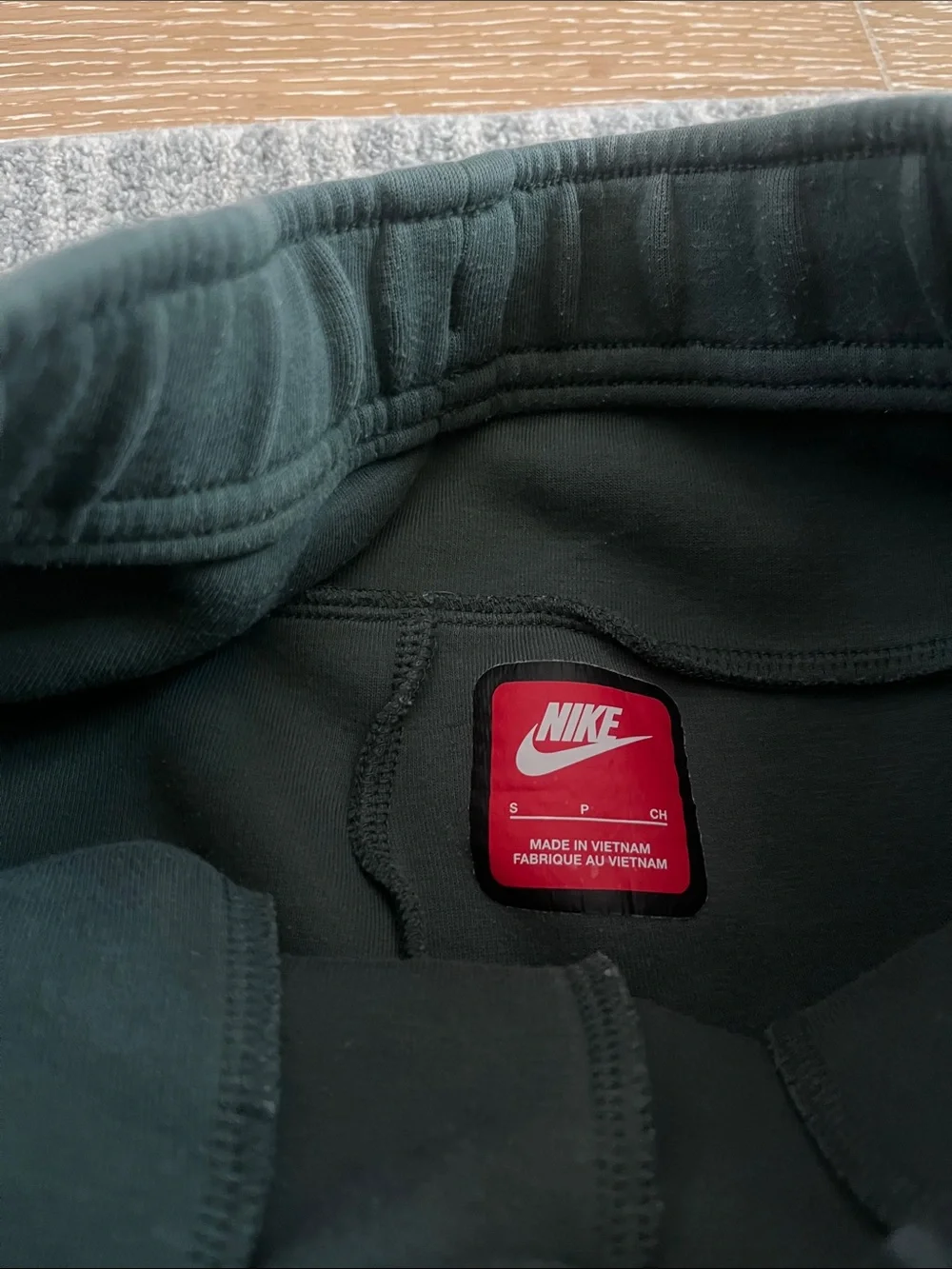 Nike tech fleece jogger pants kids Small s boys 7/8 green black shirt preowned